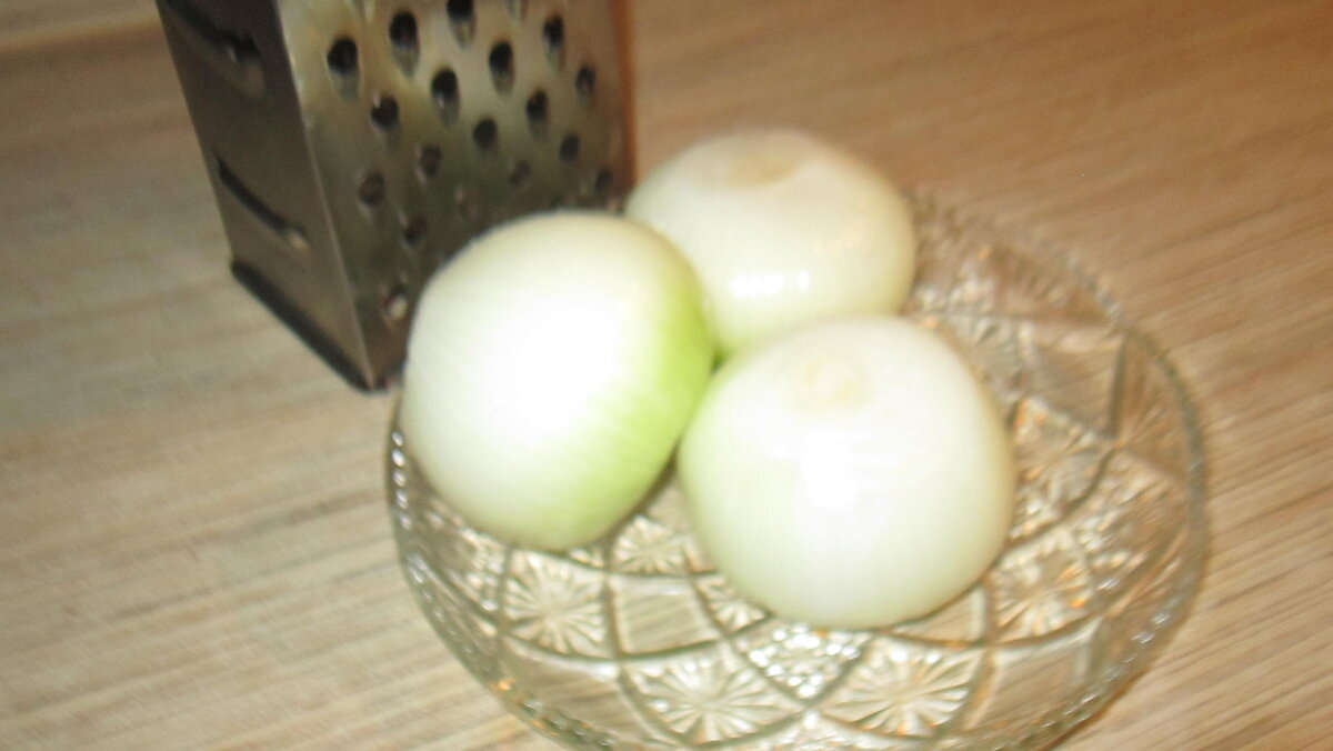 Лук потереть на терке не сложно - луковицу периодически споласкивать холодной водичкой.