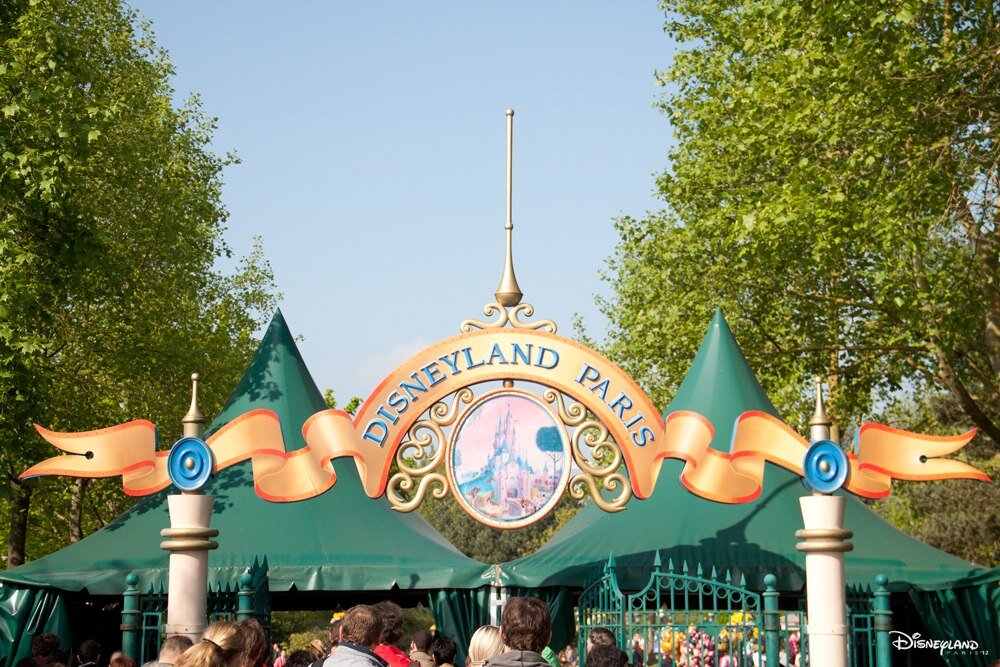 После поезда Вас встречает Диснейленд пропускным пунктом для досмотра сумок