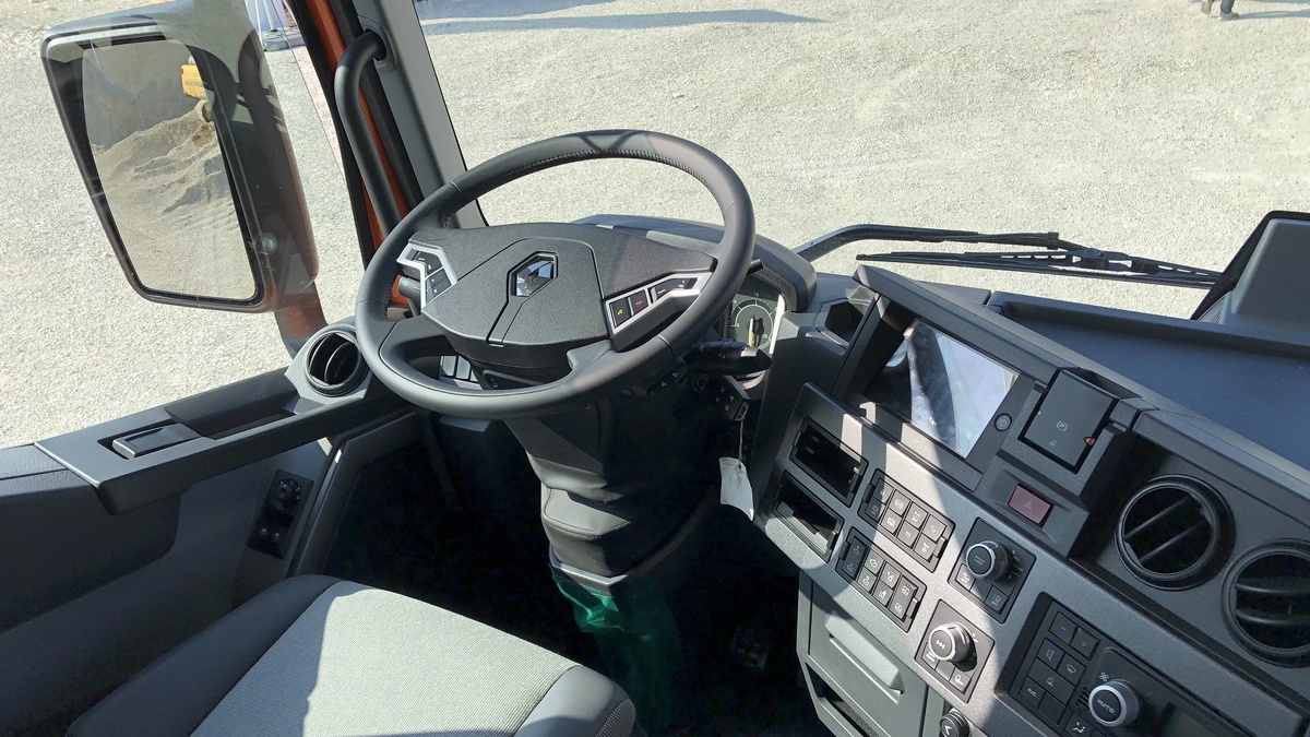 Кабину «экстремального» тягача можно назвать комфортабельной для водителя (фото: ГиД / Татьяна Елисеева)