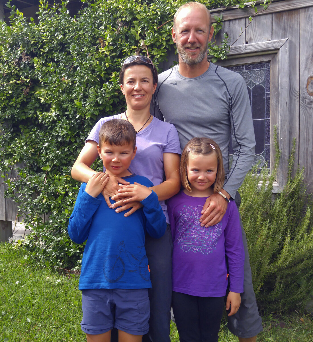 Фото другой семьи, но очень похожей.))) Источник: ocracokeobserver.com