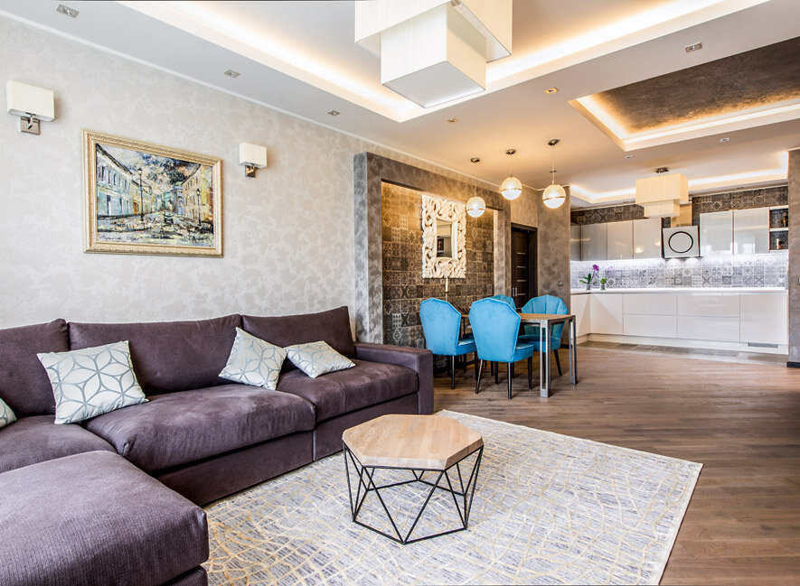 2. Гостиная-столовая. Вид на обеденную группу. Люстра — Chiaro (Германия). Столовую зону акцентирует настенное панно из плитки