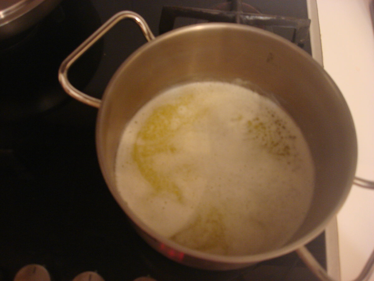 Фото сделано автором (растапливаю сливочное масло)