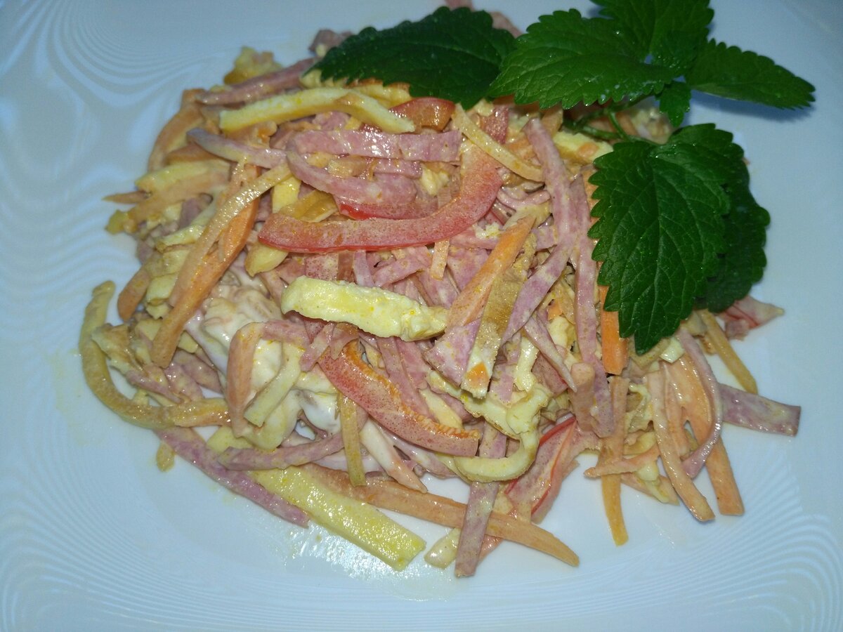 Салат блинный с колбасой очень вкусный. Салат с блинчиками. Салат с яичными блинчиками и колбасой. Блинный салат с колбасой. Салат с блинчиками и колбасой.
