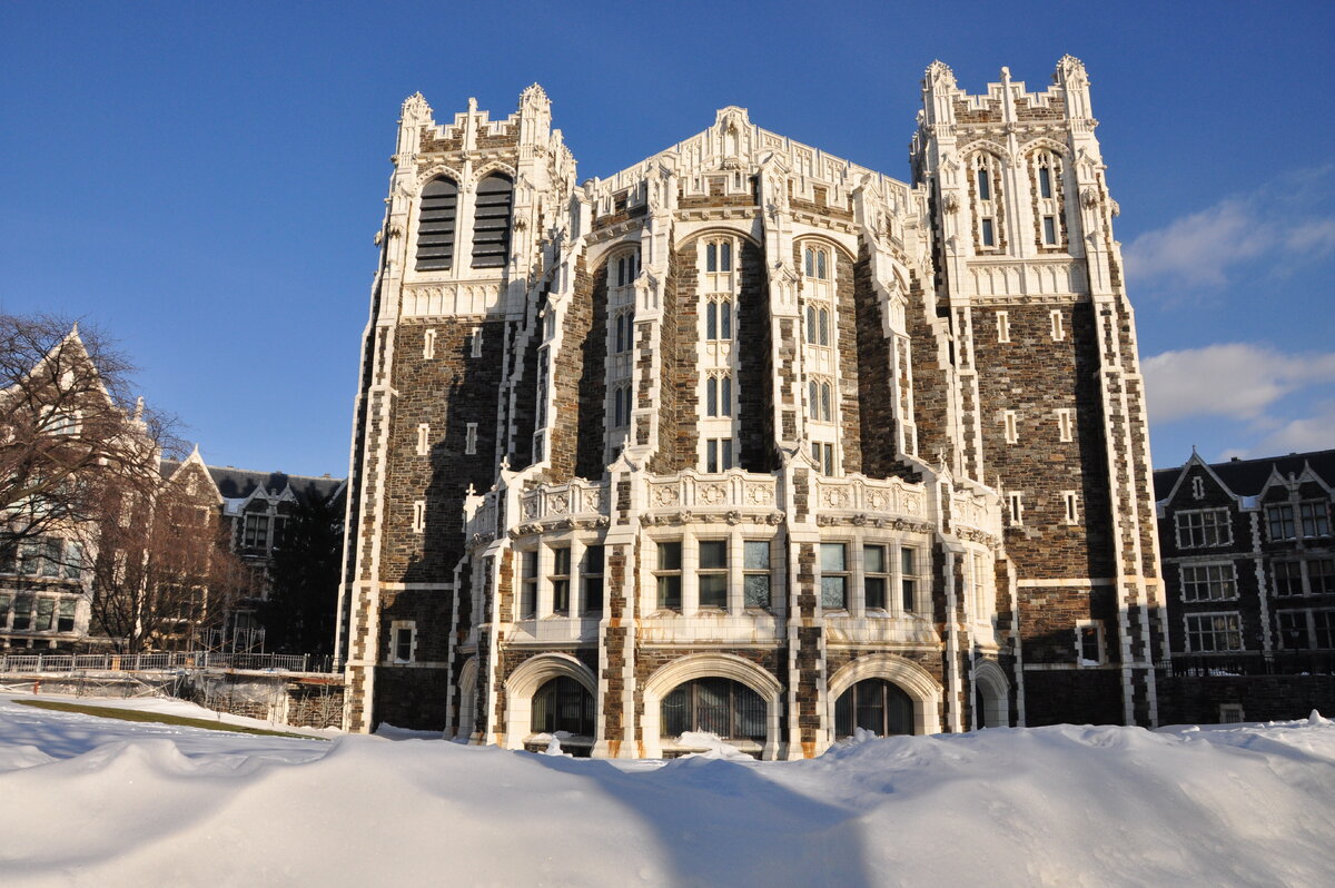 Главное здание Городского колледжа Нью-Йорка. Автор: Su & Soe - собственная работа, CC BY 3.0, https://commons.wikimedia.org/w/index.php?curid=13591981