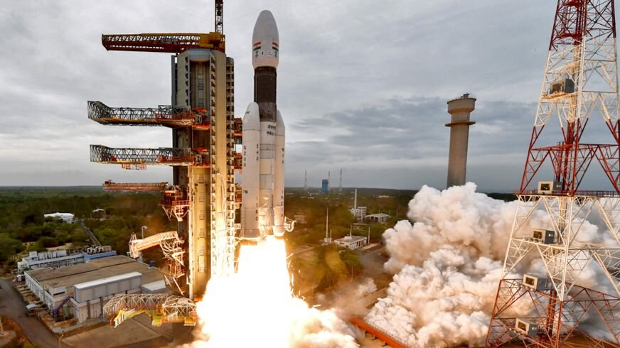 Старт индийской ракеты-носителя  GSLV III  с межпланетной станцией "Чандраян-2" на борту. Источник изображения: BBC News