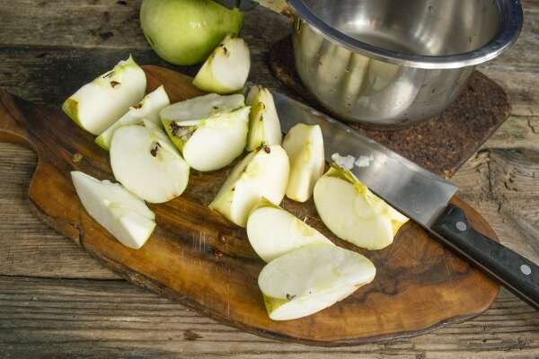 Яблоки моем, нарезаем крупно. Для этого рецепта антоновка — идеальное решение. Яблочное пюре, которое получается из этого сорта, густое, вязкое, как раз такое и нужно для густого соуса.