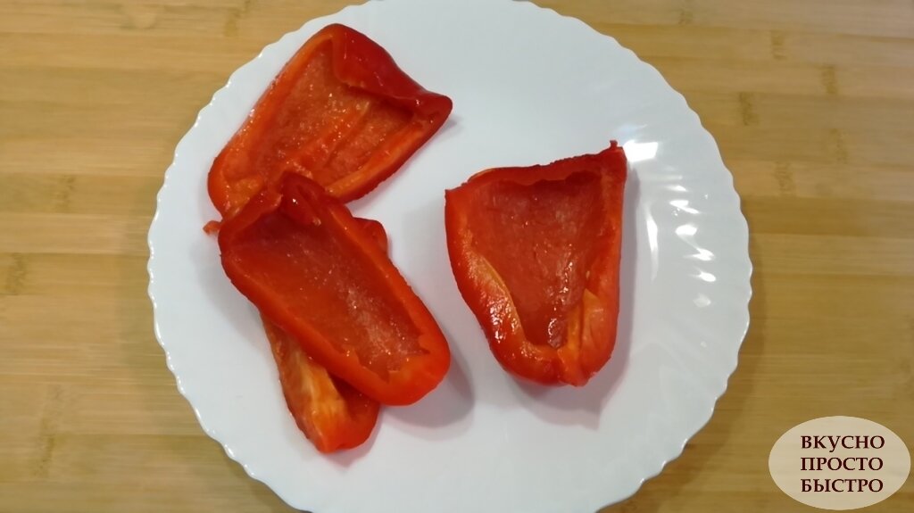 Вкуснейший салат из запечённых баклажанов и сладкого красного перца, с помидорами и зеленью.
Я очень люблю баклажаны в любом виде – жареными, консервированными, тушёными с овощами.-7