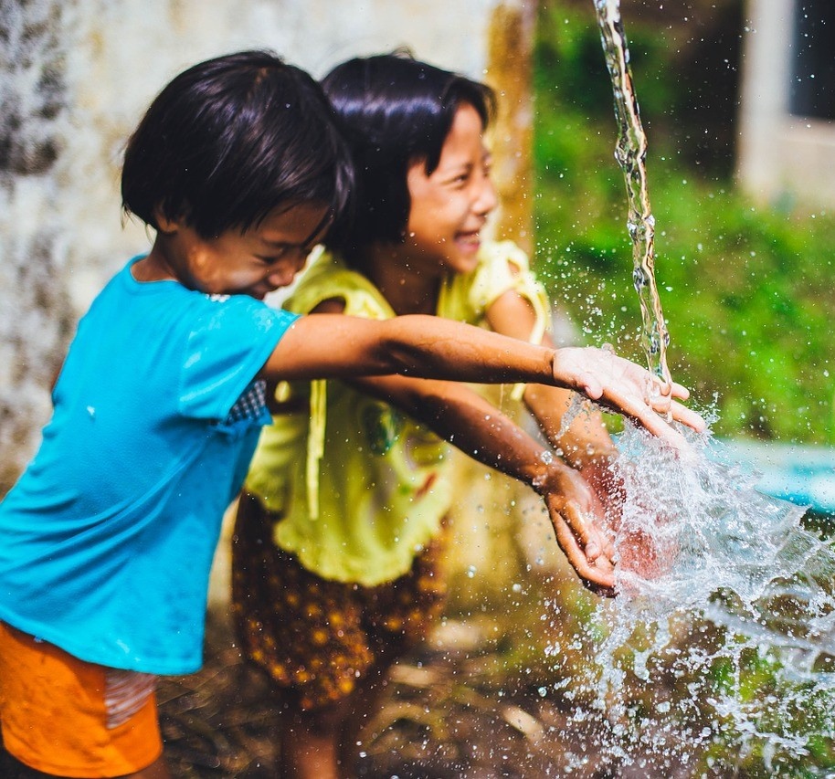 Источник изображения: https://pixabay.com/photos/water-play-kids-youth-children-863053/