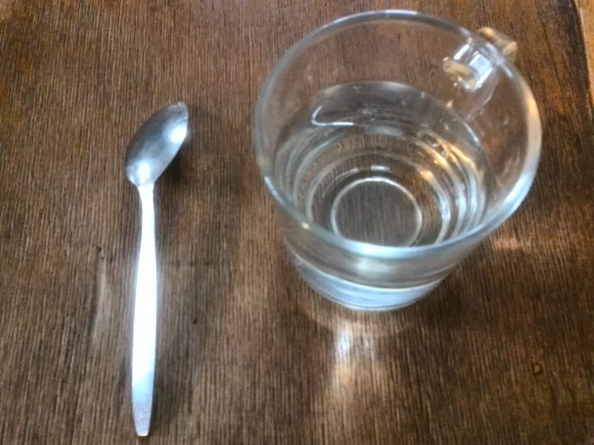 В стакане воды развожу янтарную кислоту.