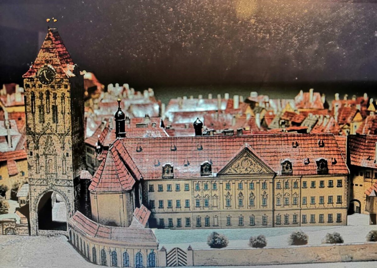 Пороховая башня и Королевская резиденция. Так это место выглядело в 1826-37 гг. (Лангвейлова модель, музей Праги) 