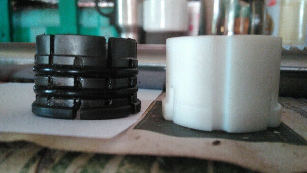 Успел начитаться про эти пластиковые втулки, которые у некоторых слишком рано выходили из строя. Изначально на рейки Skoda ставили ту, что справа, материал оказался слишком "жидким", позже в рамках завода начали ставить белую, она уже из более твердого материала и проблем особо не доставляет. 