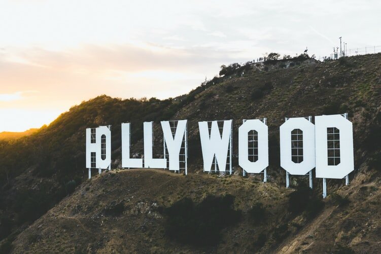 https://images.unsplash.com/photo-1460881680858-30d872d5b530?ixlib=rb-1.2.1&ixid=eyJhcHBfaWQiOjEyMDd9&auto=format&fit=crop&w=751&q=80