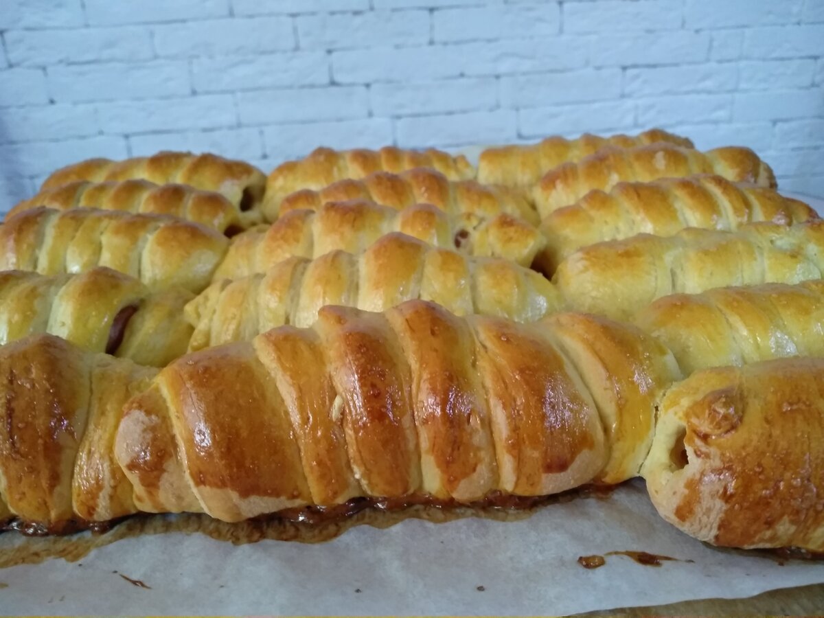 Румяные сосиски в тесте.