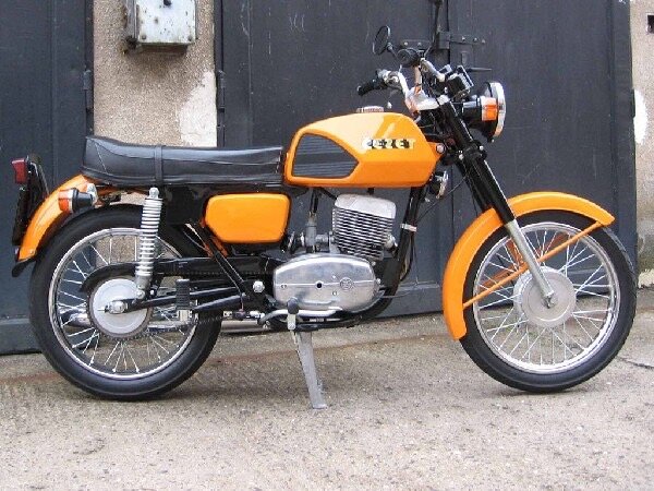 МОДЕЛЬ  ОДНОЦИЛИНДРОВОГО МОТОЦИКЛА  CZ -125  488, с двигателем  "CZ" 125 куб.см., данная модель выпускалась для внутреннего рынка чехословакии и для экспорта в страны европы и южную америку