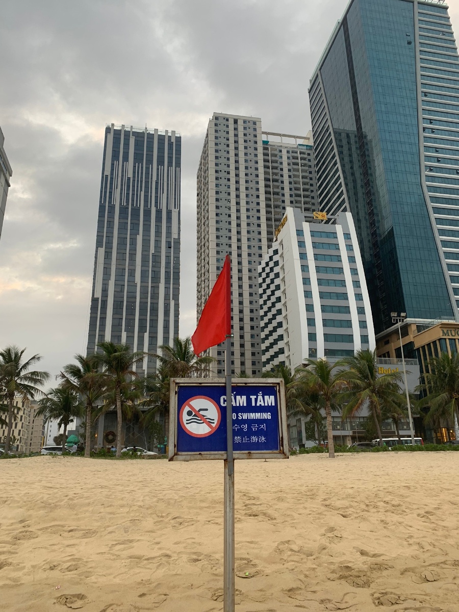 Отели и запрещающие таблички на пляже  My Khe Beach  в Дананге 