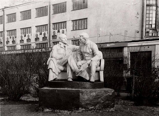 Памятник Ленину и Сталину в Свердловске