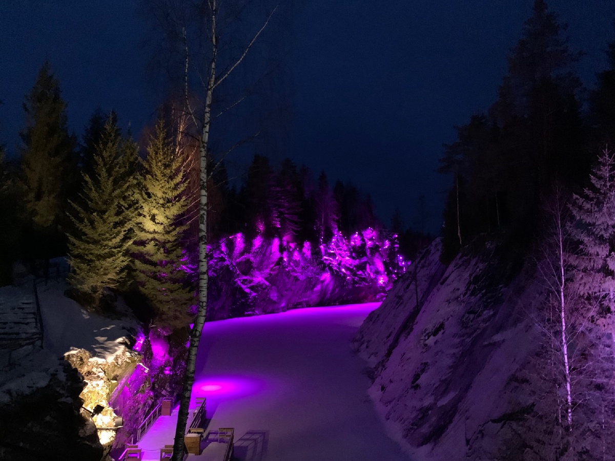 Мраморный каньон просвечивается цветными огнями