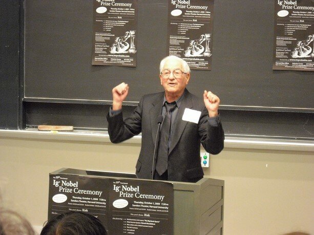 Дональд Ангер , написавший научную работу о вреде хруста пальцев (вреда нет)