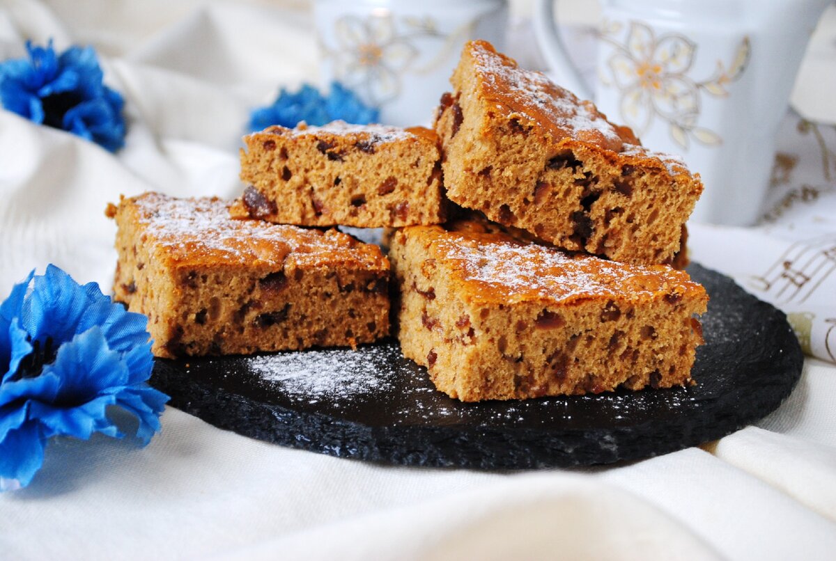 Предлагаю Вашему вниманию рецепт одного из самых простых пирогов к чаю. Готовится этот пирог не с вареньем, а из него ) На приготовление этого пирога уйдёт минимум времени и продуктов ! В результате получается вкусный и очень ароматный пирог !