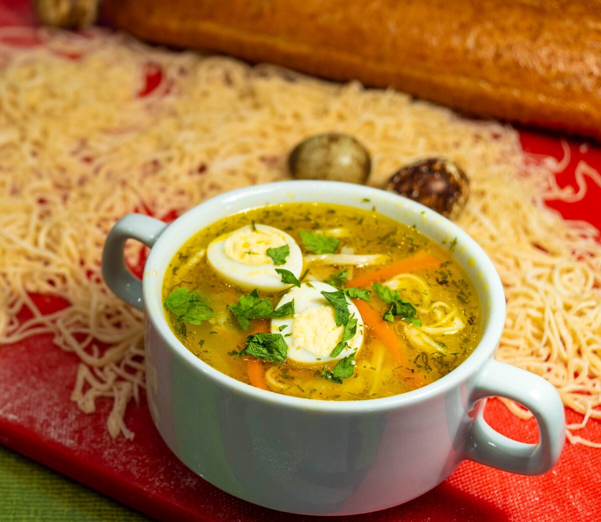 Очень вкусный, легкий и сытный – куриный суп с домашней тоненькой лапшой.