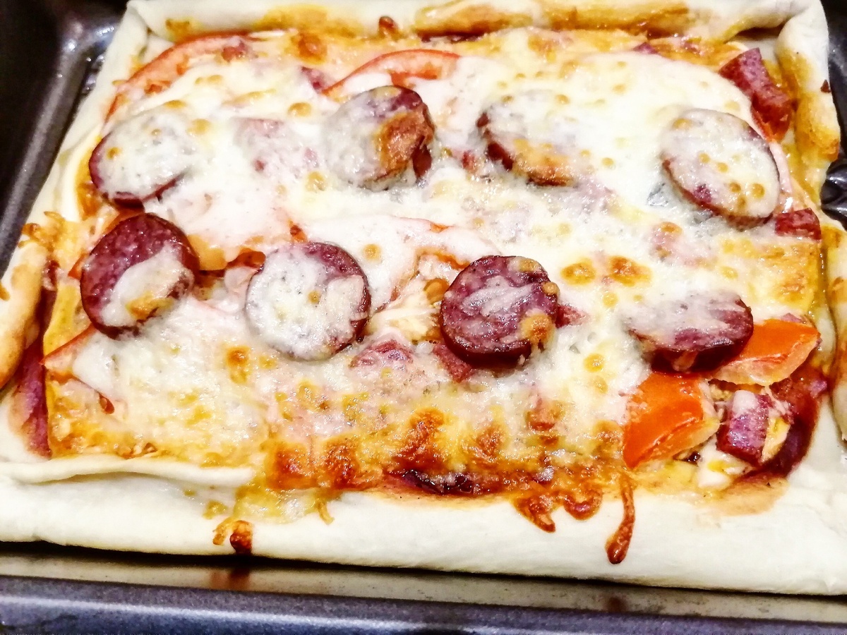 Важно раскатать очень тонко , тогда пиццу не отличишь от тех ,что подают в пиццериях.