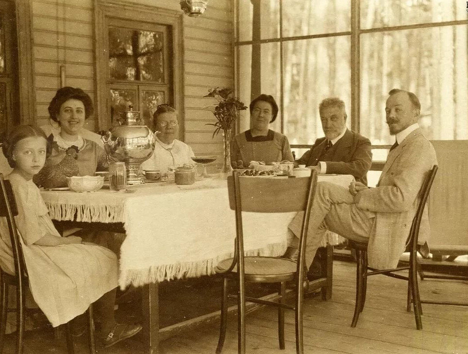 Семья за столом начало XX века