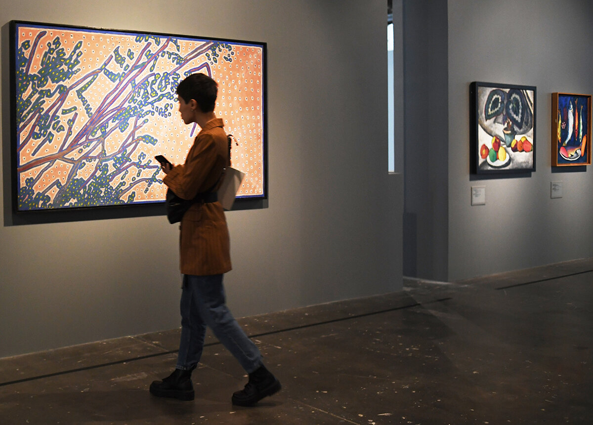 Посетительница выставки перед картиной Владимира Бурлюка «Весна» (1910 год) 