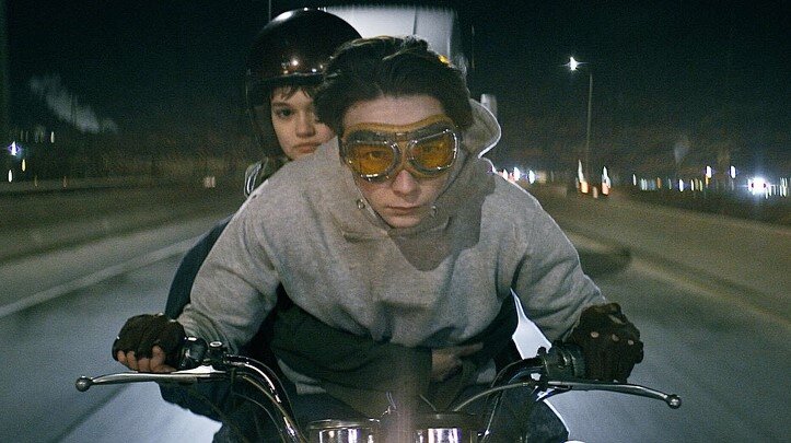 Марк МакКенна и Кьяра Браво - кадр из сериала "Уэйн"