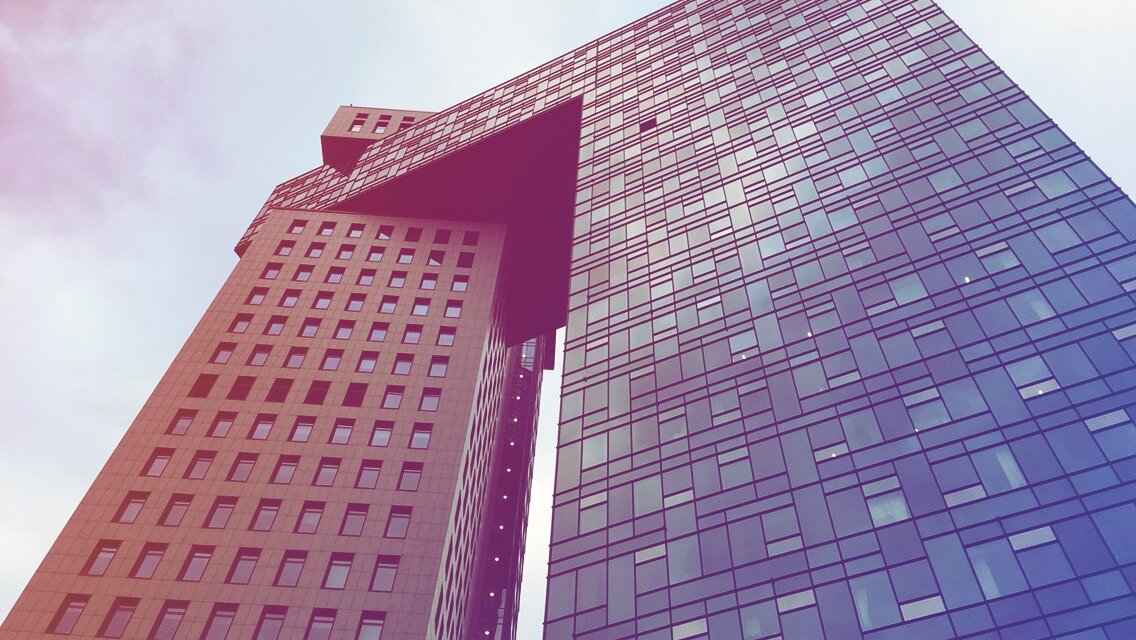 С другой стороны, современных зданий хватает даже в самом центре Москвы; более того, в первые годы своего существования и многие исторические здания контрастировали с окружающей застройкой — и ничего, люди привыкли :)