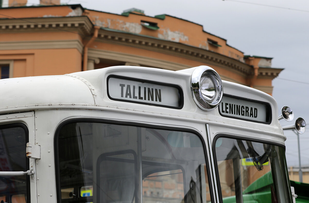 в Ленинград на Петербургский парад ретротранспорта