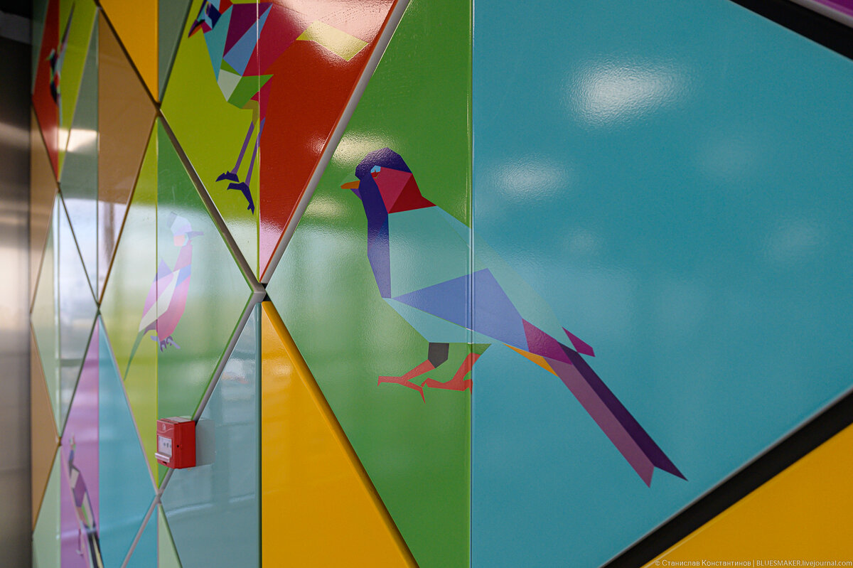 
Переключимся с линии МЦД D1 на линию D2. На этой "ветке" станции разнообразнее, вообще складывается ощущение, что вся движуха происходит именно тут, на D2. Начнем сегодня со станции, которая появилась совсем недавно, как раз перед запуском МЦД, в сентябре 2018 года. Это станция "Новохохловская". Ее построили тут с нуля на перегоне Калитники - Текстильцики, чтобы обеспечить пересадку на одноименную станцию МЦК. Станция интересная, станция новая и, что больше всего меня радует, отделка станции выполнена довольно качественно, что, к большому сожалению сейчас встречается не часто. Давайте поглядим.