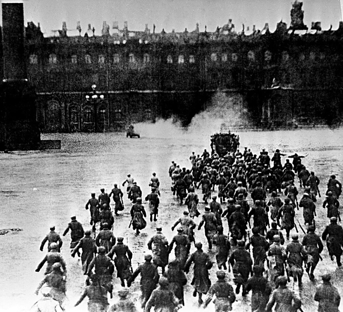 Штурм Зимнего дворца в Петрограде, 1917 год