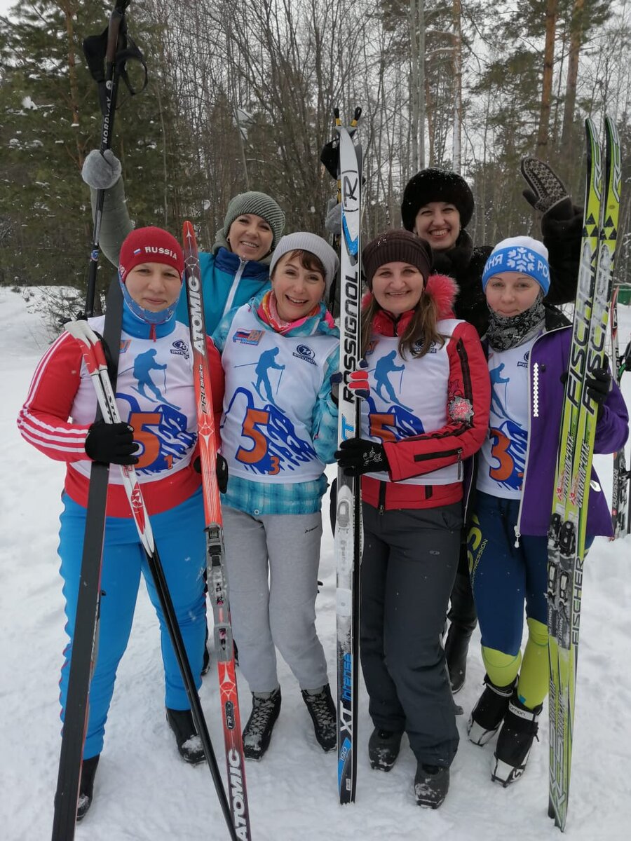 С лыжницами.) 