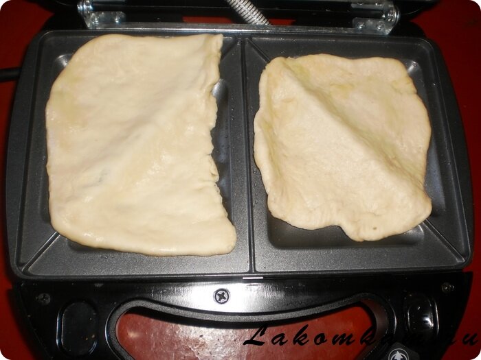 Слойки в сэндвичнице из слоеного теста. Слоеное тесто в мультипекаре. Бутерброды в мультипекаре рецепты. Бутерброд из слоеного теста в бутерброднице. Пирожки в сэндвичнице.