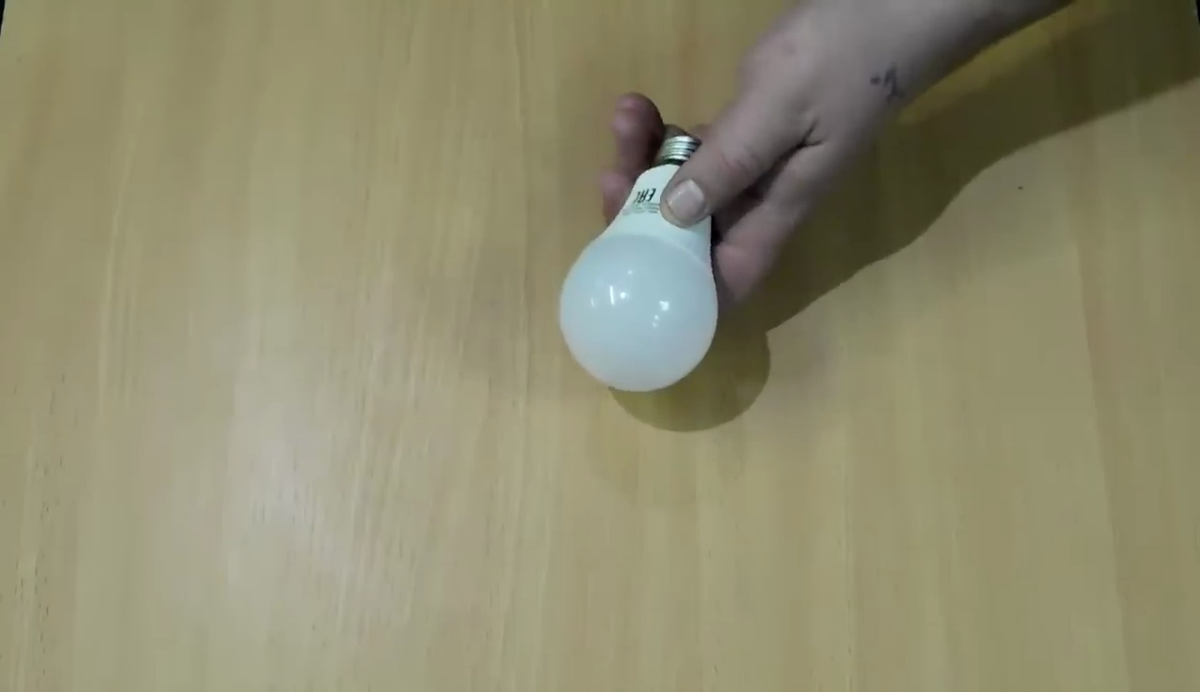 Конечно же нам понадобится негодная лампочка.