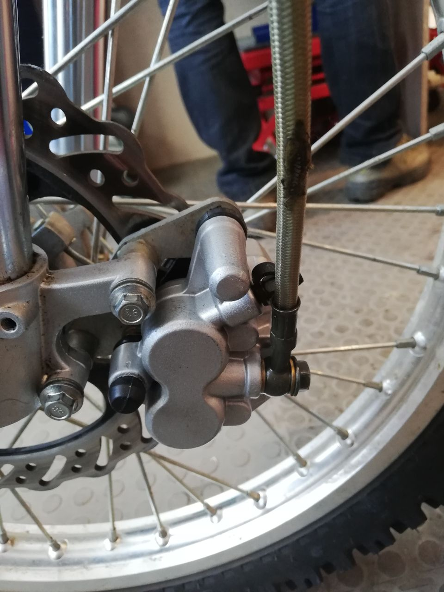 Снимаем суппорт  (откручиваем 2 болта)