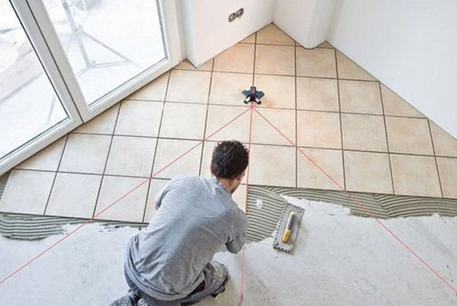 Фото 1. Укладка плитки