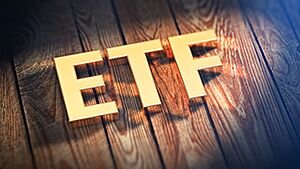 ETF (Exchange Traded Fund) – это открытый инвестиционный фонд, акции которого представлены для торговли на биржах, наряду с обычными акциями компаний, вроде Apple, Starbucks, Colgate… ETF фонды еще называют индексными, так как в основном, все ETF копируют корзины биржевых индексов, например Dow Jones или NASDAQ 100.
