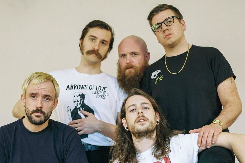 Вся команда IDLES: от менеджера до адвоката – старые друзья участников группы.