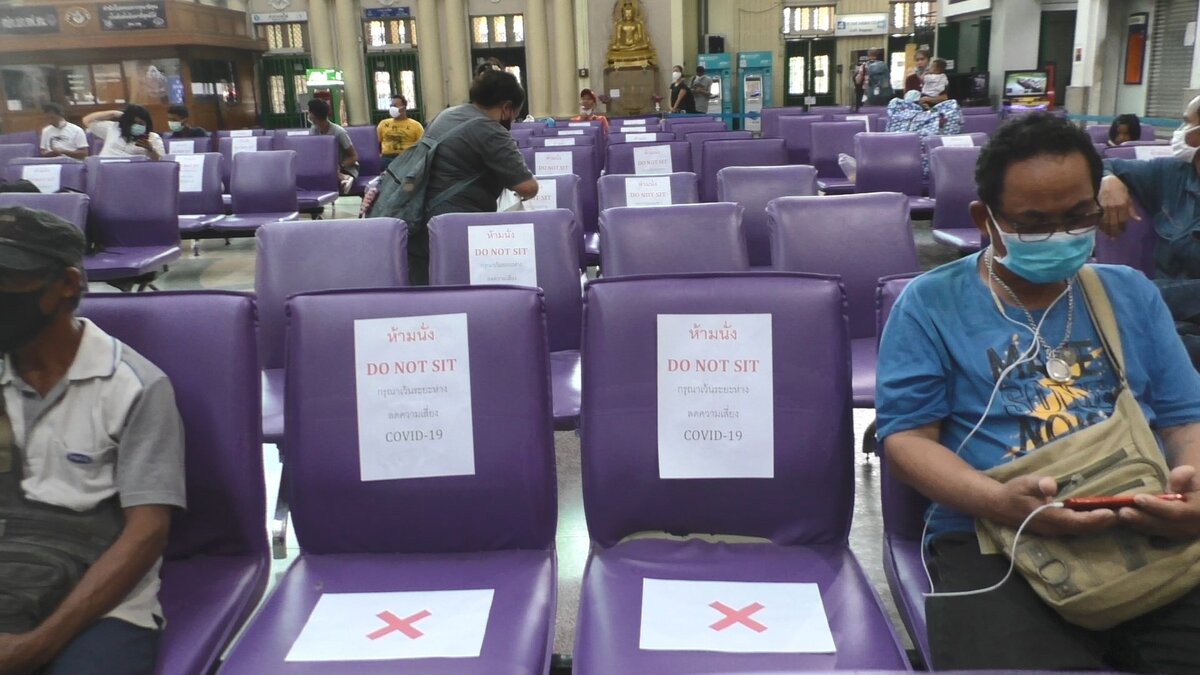 Зал ожидания на ж/д вокзале г. Бангкока