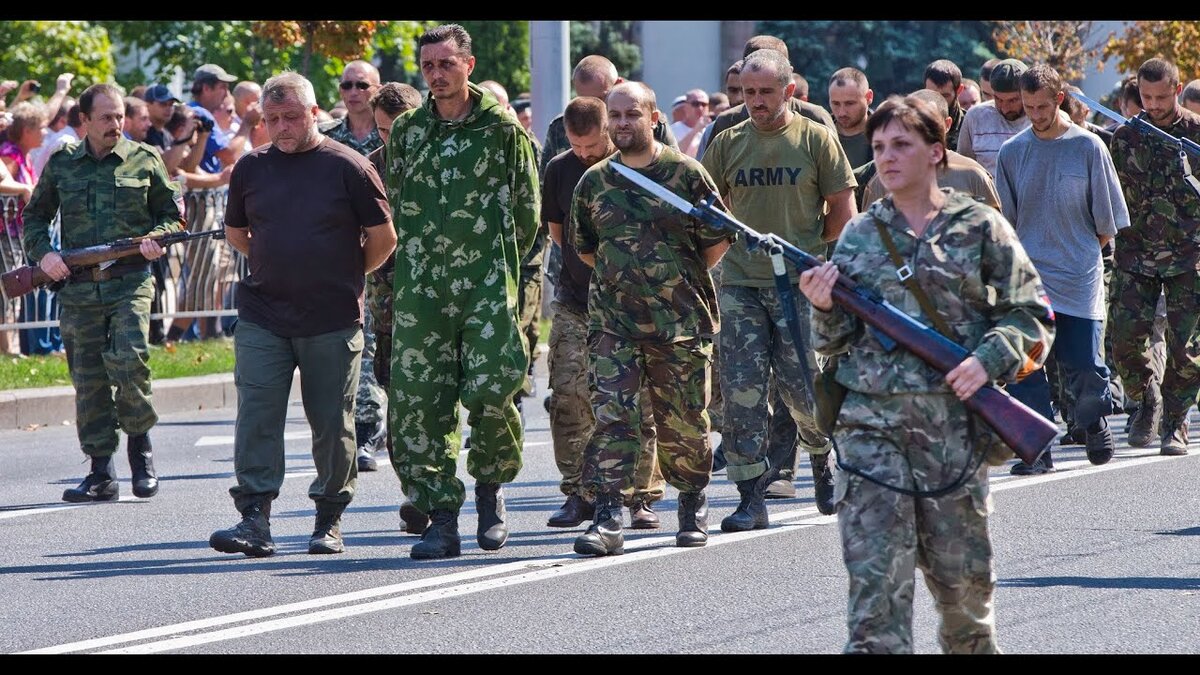 Украинцы донецка. Парад военнопленных в Донецке. Пленные украинские солдаты. Сленные украинские солдаты.