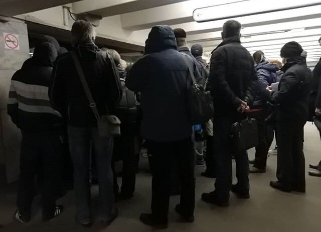 Очередь в метро. Почему они стоят так близко?