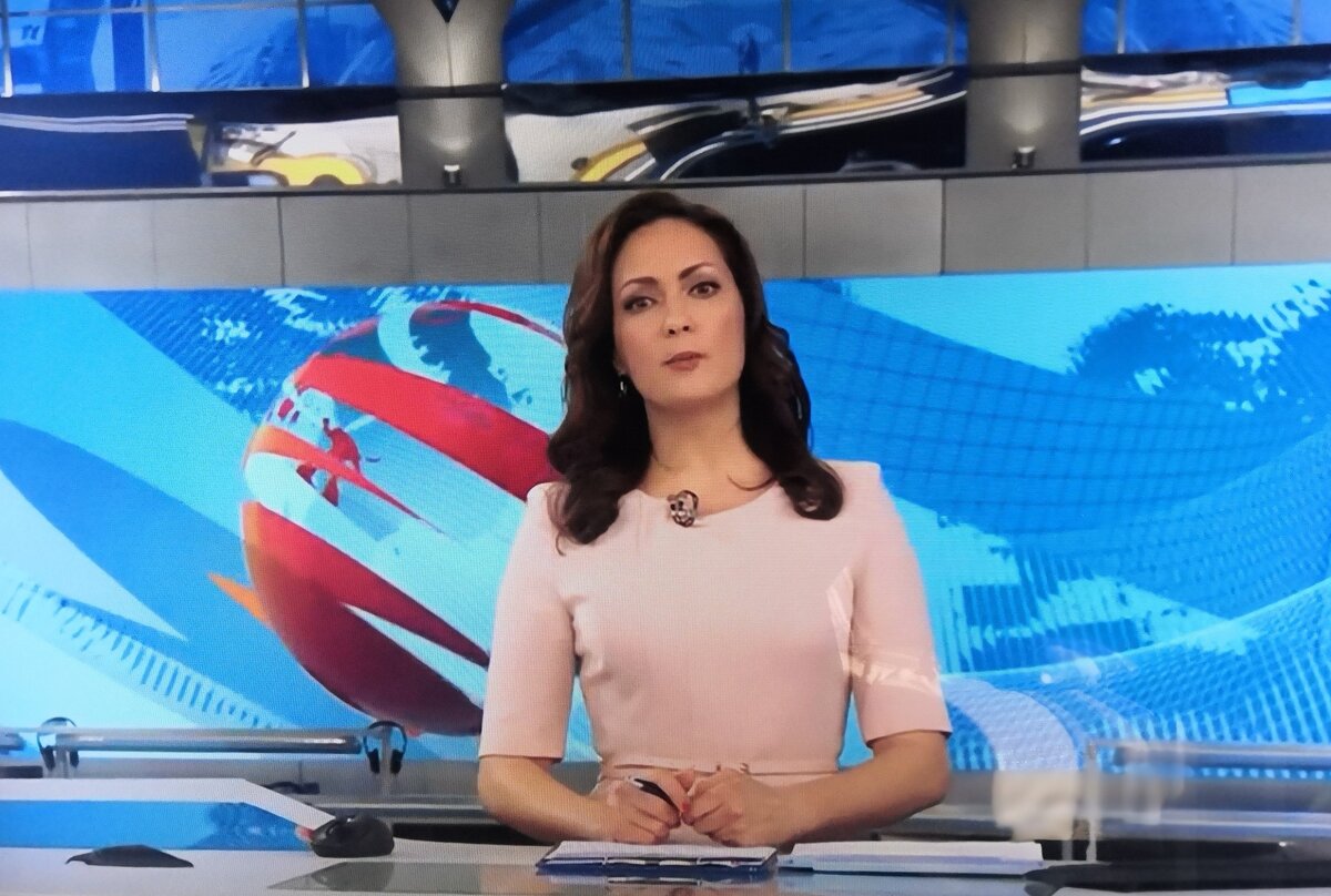 Ведущая в студии
