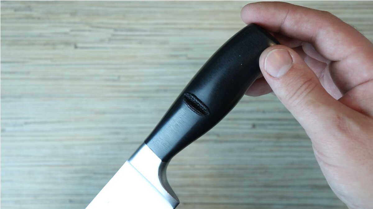 Оплавленная рукоять ножа.