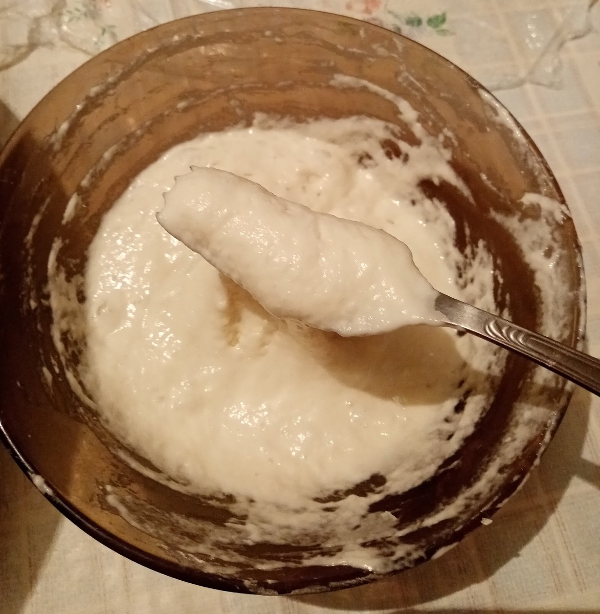 Закваска, которую я сама изготовила из муки и воды и уже несколько лет использую её, обновляю и храню в холодильнике.