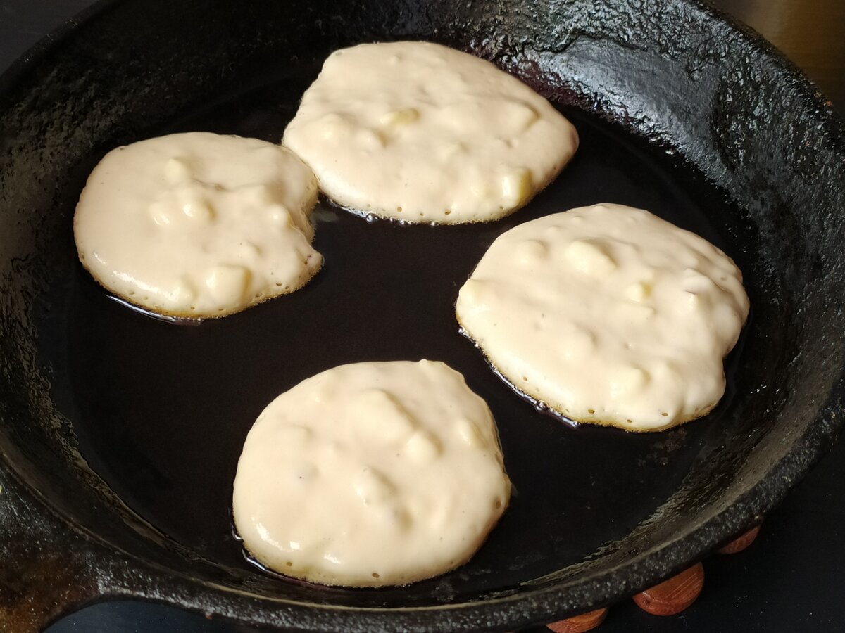 Пышные оладушки на ряженке с яблоками — вкуснейший завтрак | Poperchi | Дзен