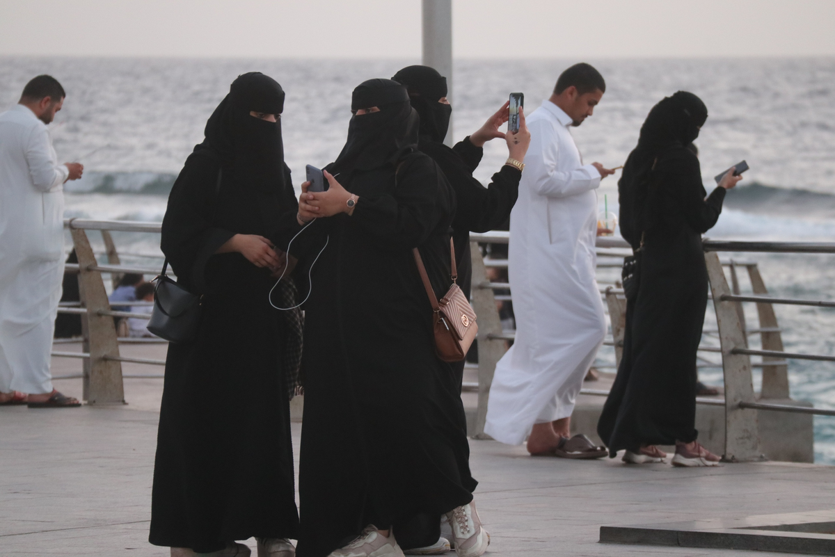 Жизнь в саудовской аравии. Саудовская Аравия абайя. Паранджа в Саудовской Аравии. Мусульманки в Саудовской Аравии. Женщины Саудовской Аравии в парандже.