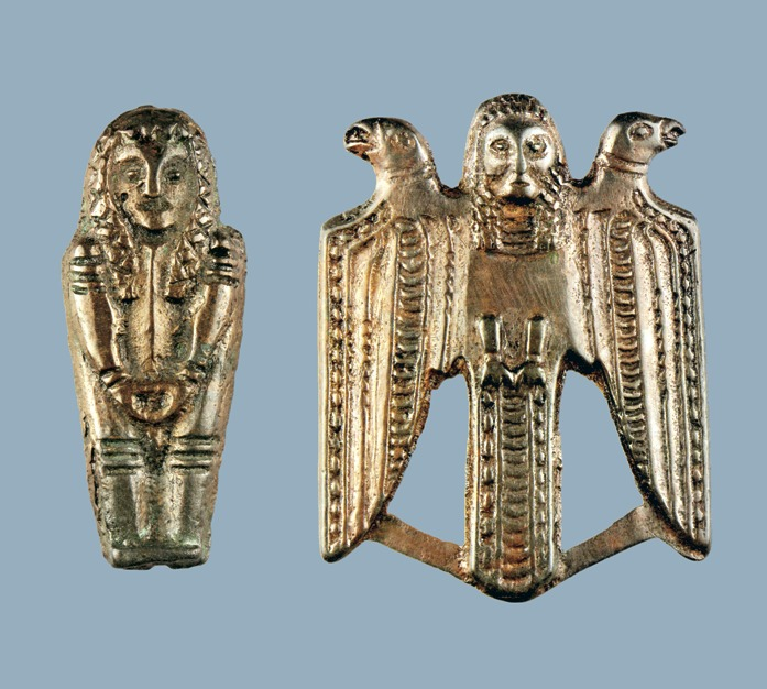 мотив подобных изображений, ДВУХГЛАВОГО ОРЛА( а здесь и человеческая голова между голов орлов) есть и находки микенской культуры,подтверждающую миграцию индоевропейцев из Приобья- двухголовый орел из Микен