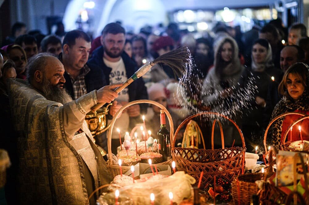 Свечи в храме на торжество Православия