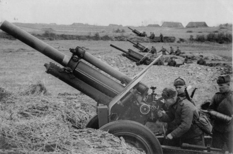 Батарея советских 122-мм гаубиц M-30 ведет огонь по Берлину <= https://topwar.ru/73814-srazhenie-za-zeelovskie-vysoty.html